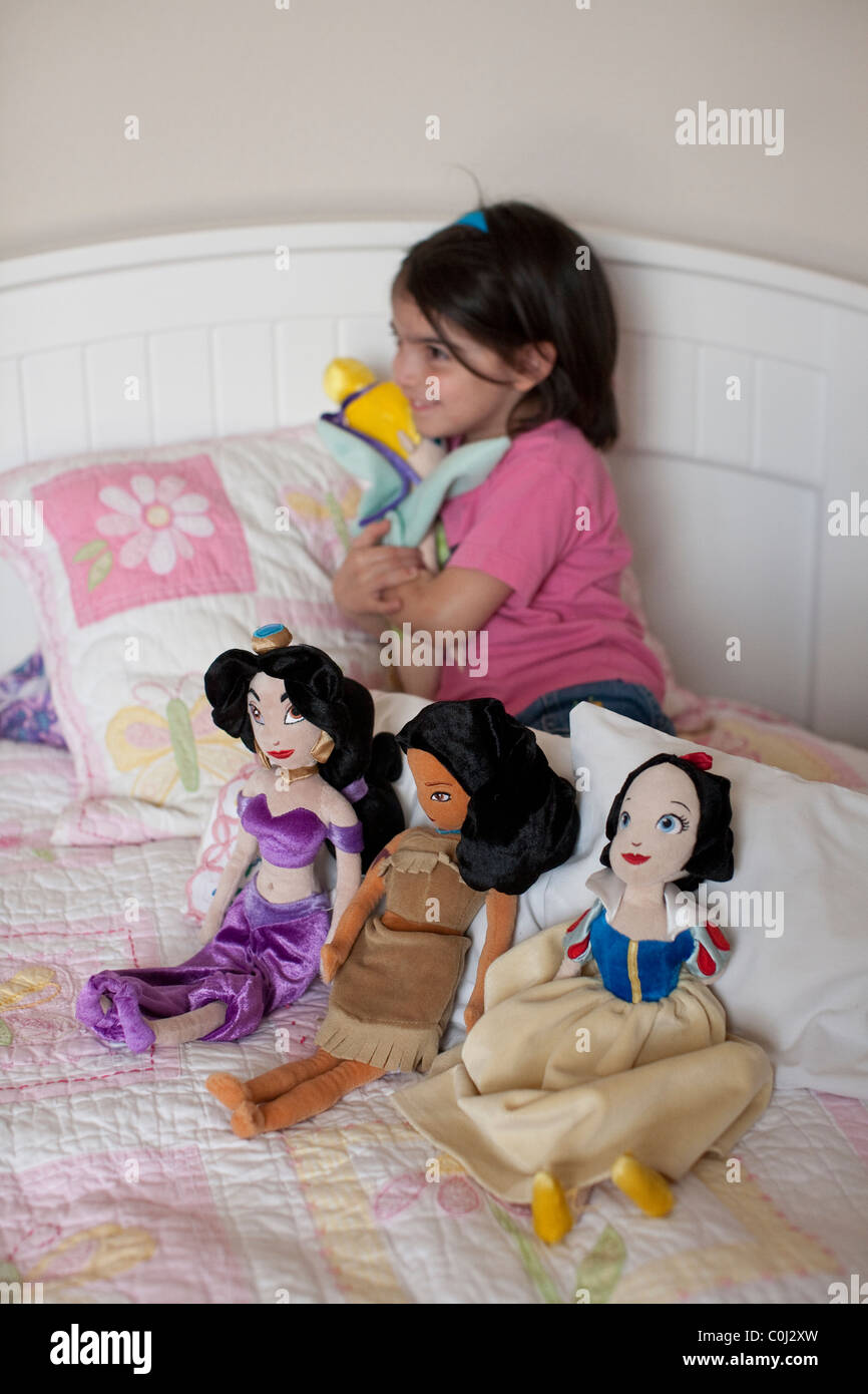 5-Year-Old mexikanisch-amerikanischen Mädchen spielt mit ihren Disney Charakter Puppen Schneewittchen, Prinzessin Jasmin, Pocahontas, Tinker Bell Stockfoto