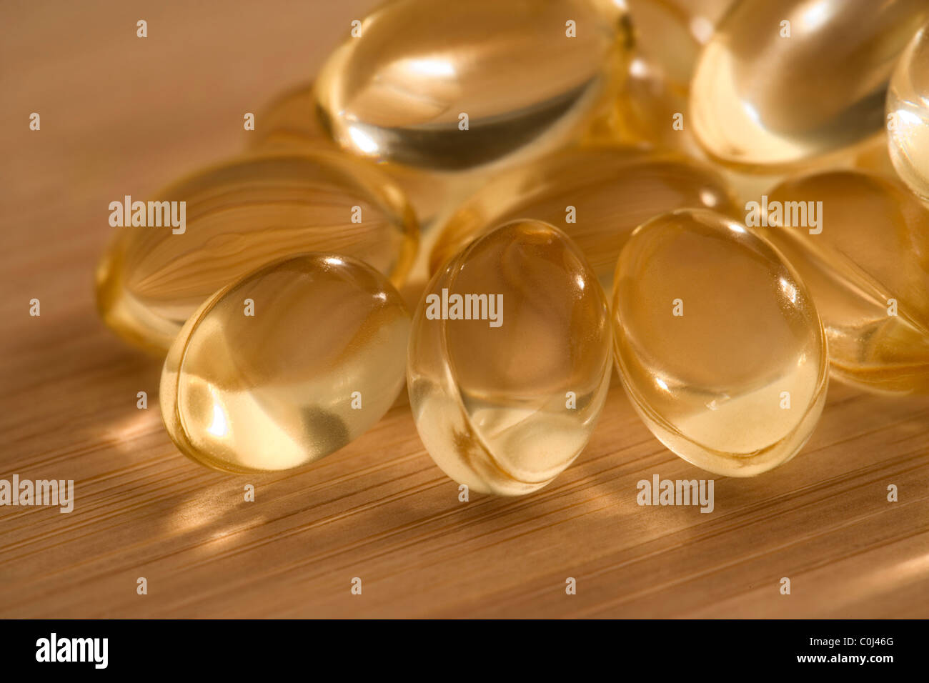 Nahaufnahme von Flüssigkeit oder Öl Vitaminkapseln Stockfoto