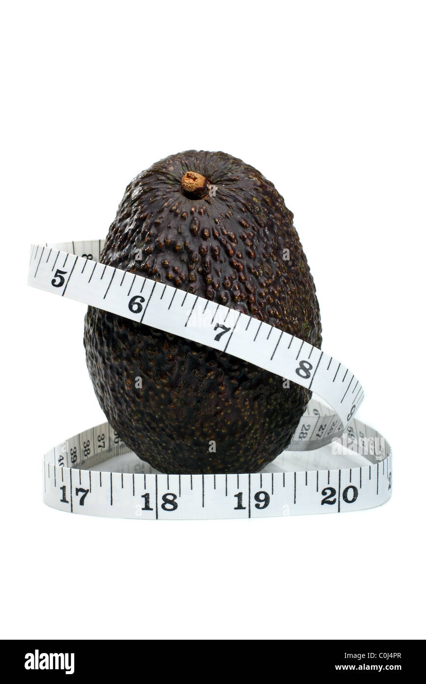 Eine Avocado mit einem kaiserlichen weißen Maßband umwickelt Stockfoto