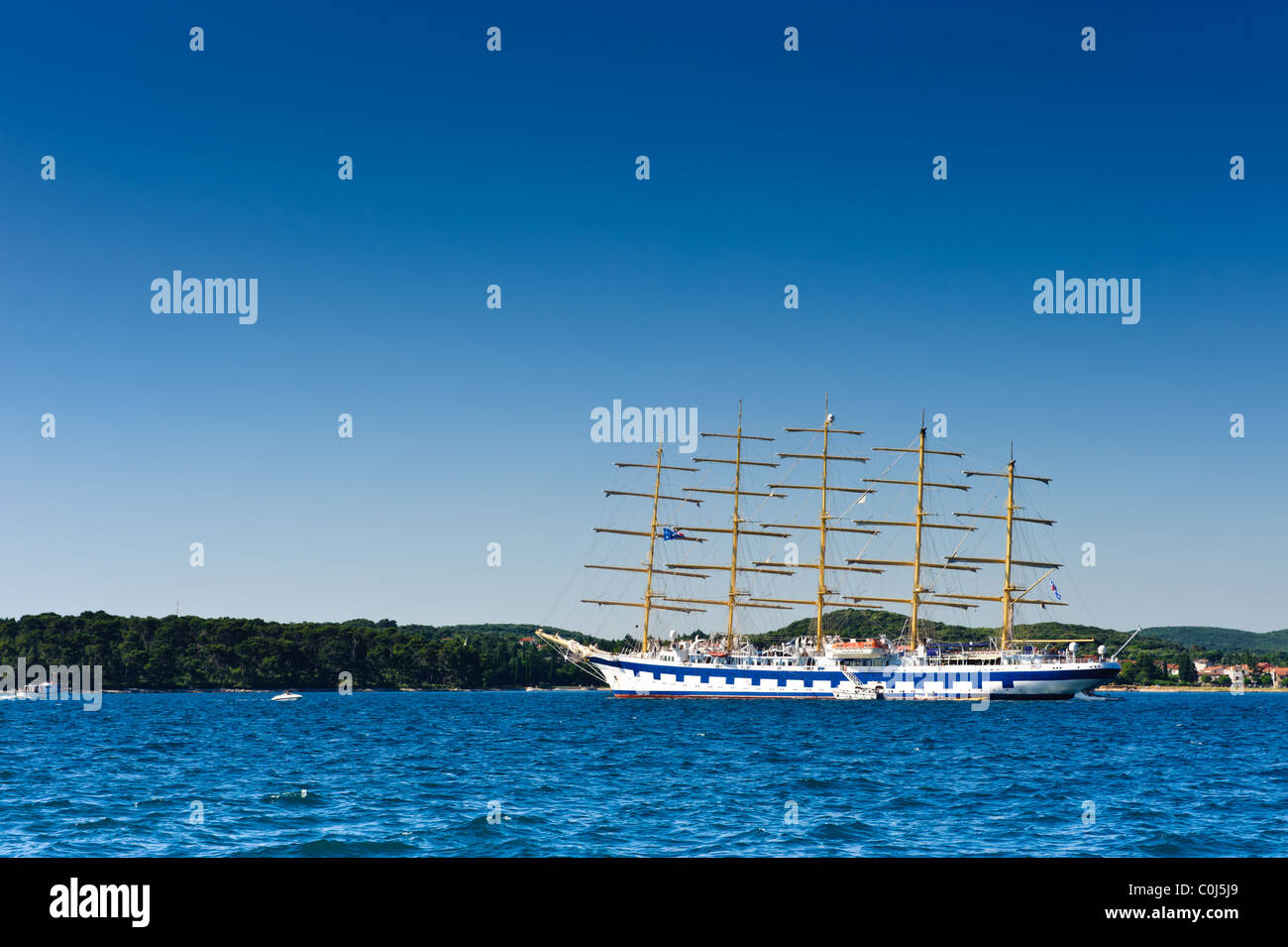 Klassischen Segelboot im Adriatischen Hafen verankert. Turistic Ausflugsschiff, populäre touristische Anziehung. Stockfoto
