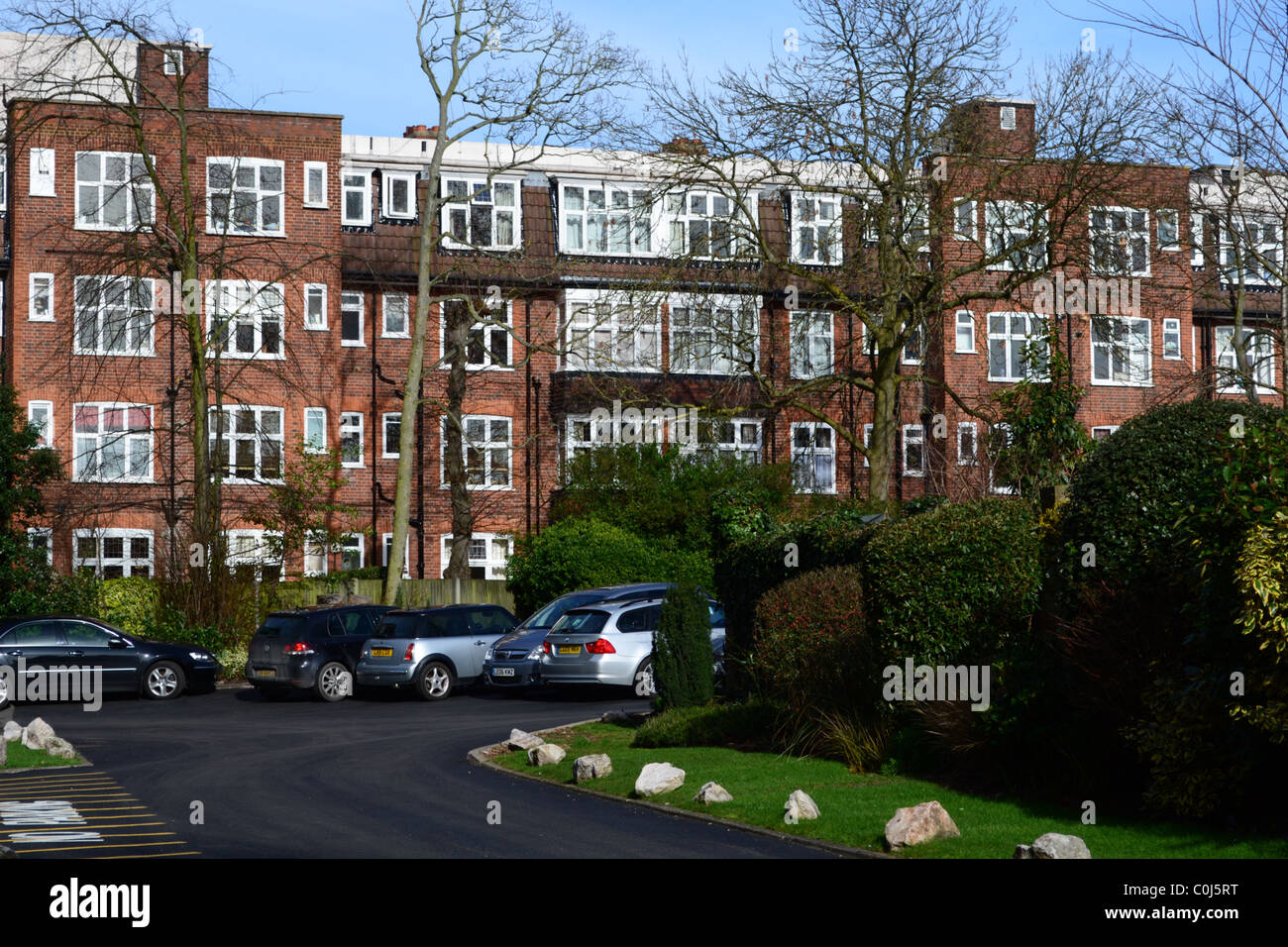 Wohnungsbau in der Nähe der Themse in Surbiton, Kingston, Surrey, Großbritannien Stockfoto