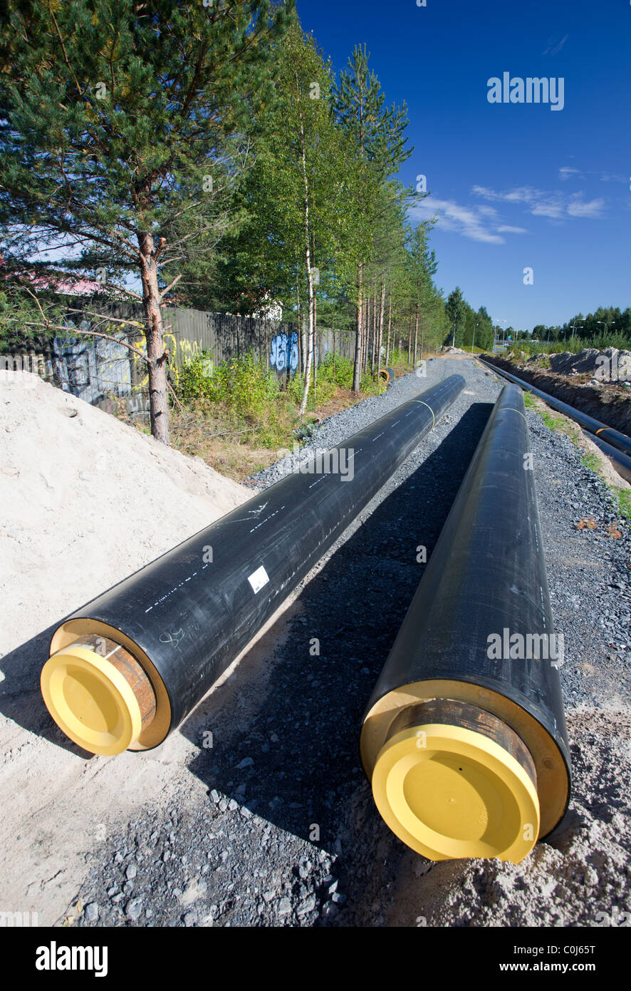 Stücke und unterirdischen Fernwärmeleitungen Pipeline warten auf Installation, Finnland Stockfoto
