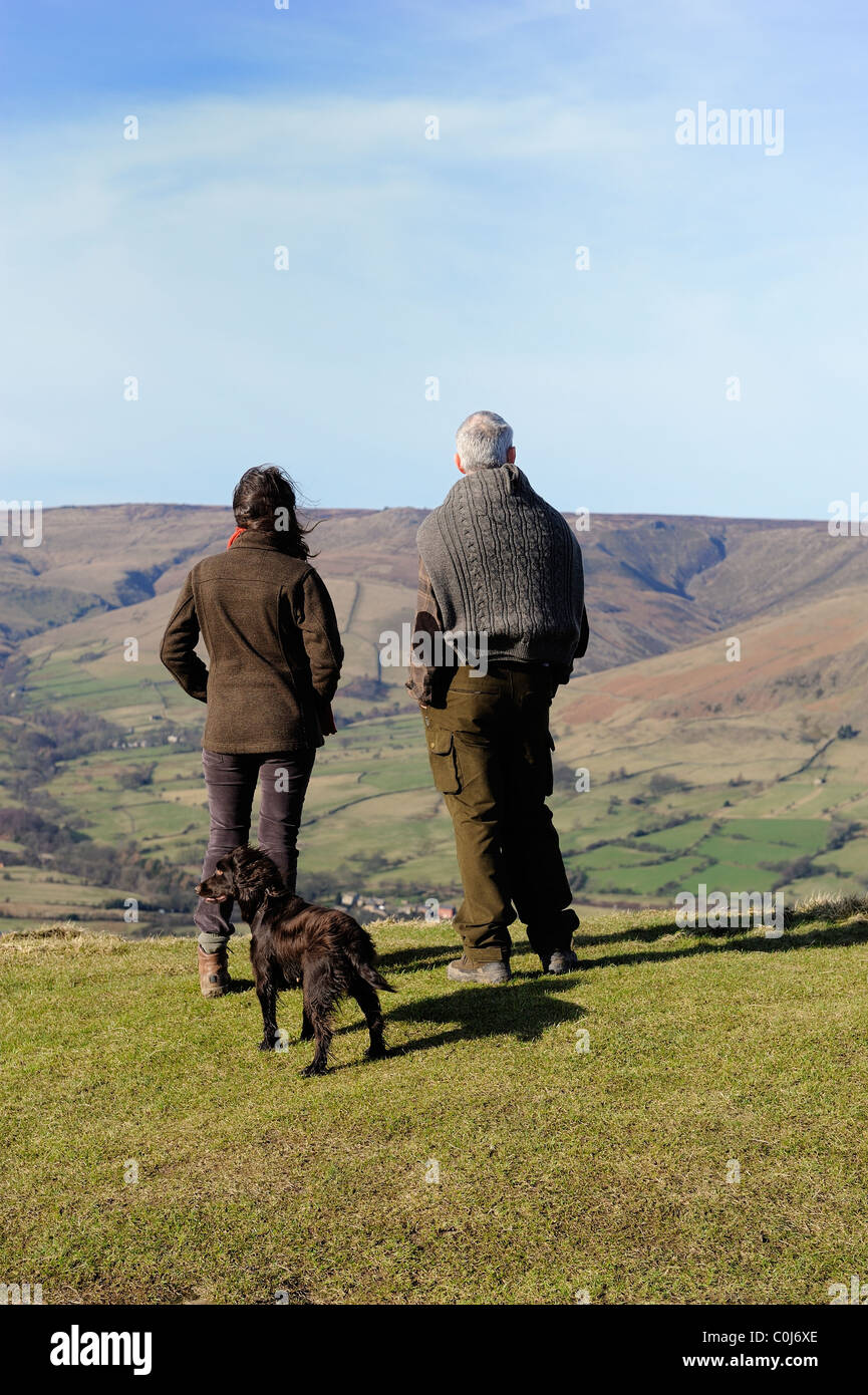 paar mit Hund genießen die Aussicht vom Mam Tor blickte in Edale Derbyshire peak District England uk Stockfoto
