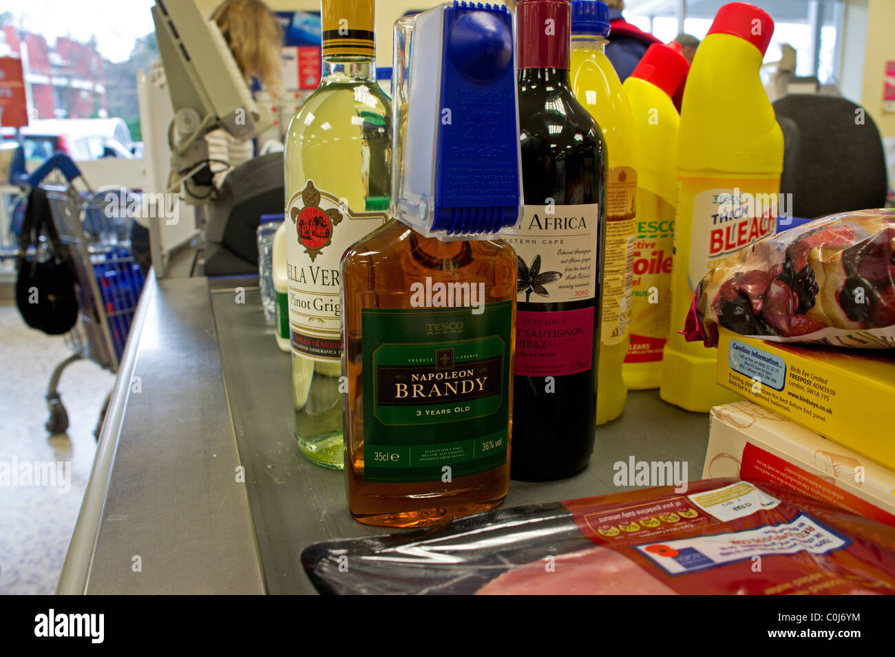 Alkohol und Lebensmittel auf eine Supermarktkasse, uk Stockfoto