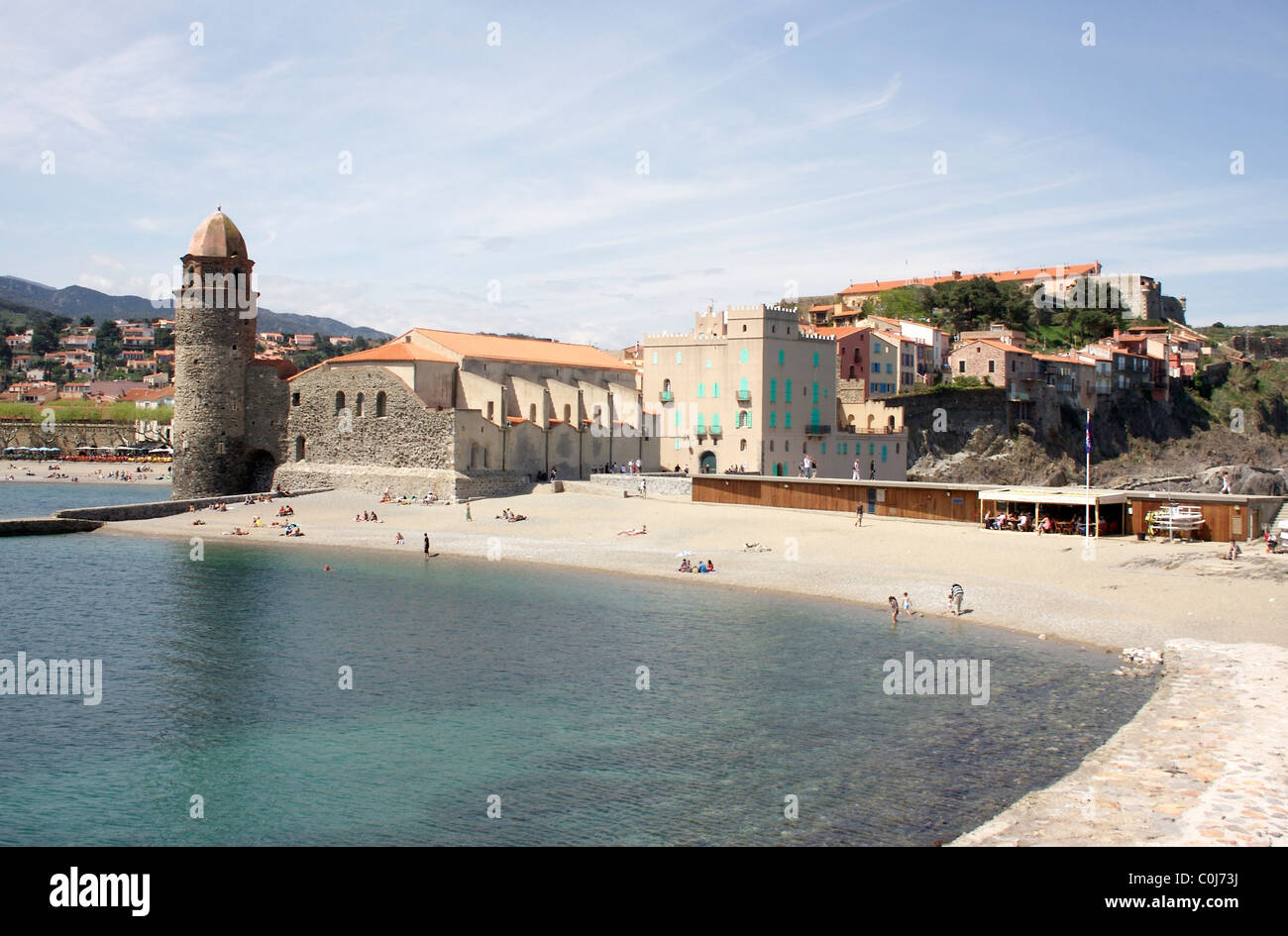 Gebäude rund um den Hafen von Collioure, Frankreich Stockfoto