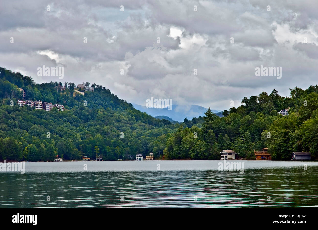 Blick auf einen schönen Bergsee mit Gewitterwolken. Stockfoto
