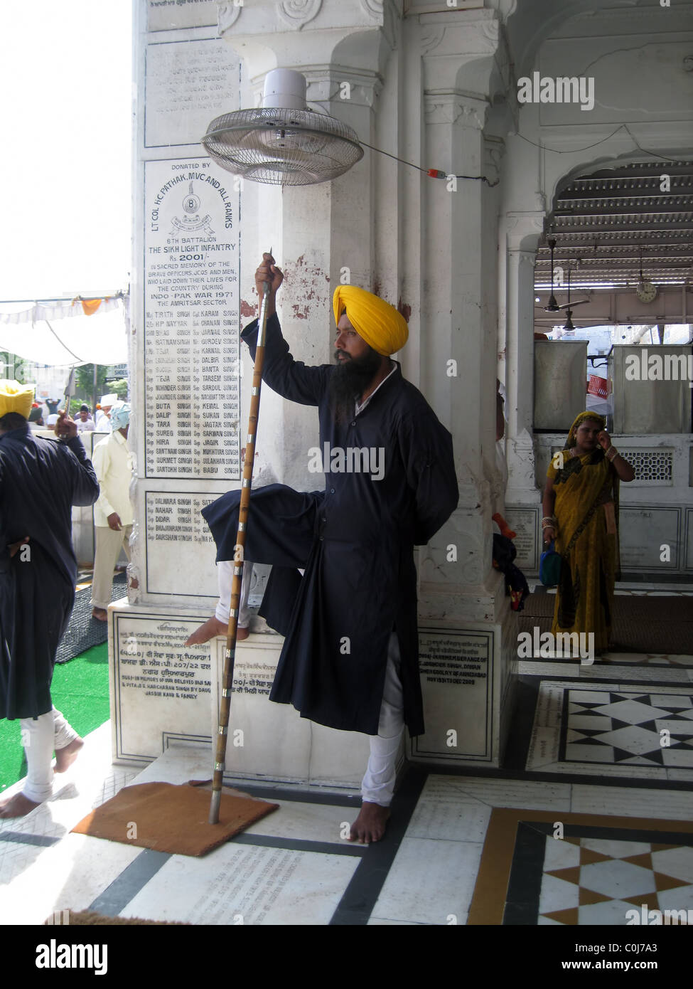 Sikh Wache am Eingang des Goldenen Tempel in Amritsar, Punjab, Indien Stockfoto Sikh Wache am Eingang des Goldenen Tempel in Amritsar, Punjab, Indien Stockfoto