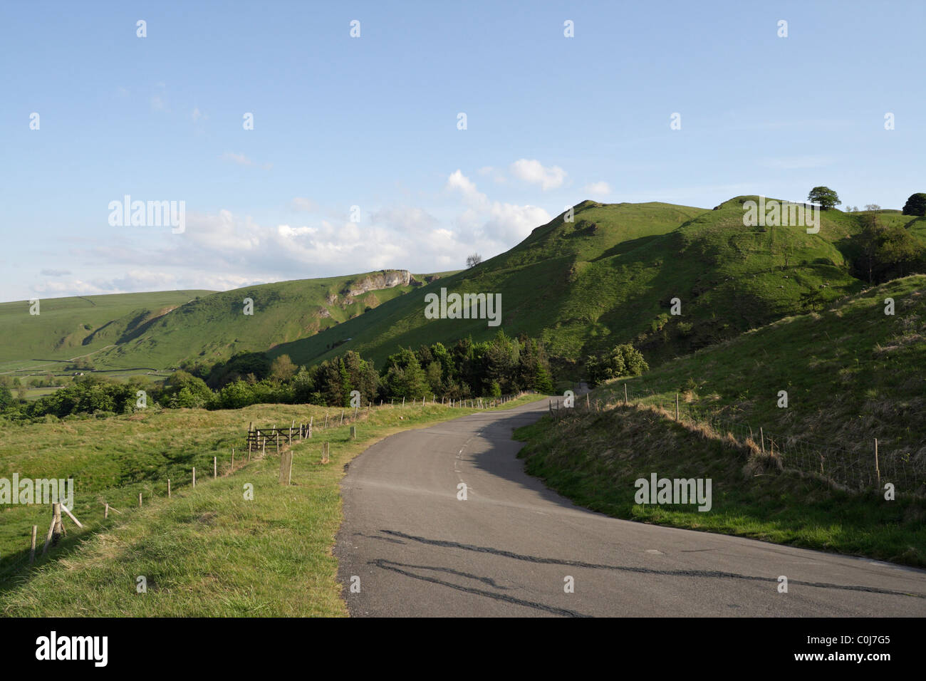 Blick vom Fuße des Mam Tor in der Nähe von Castleton, Derbyshire England auf die jetzt geschlossene A625 Road Peak District National Park verlassene Straße Stockfoto