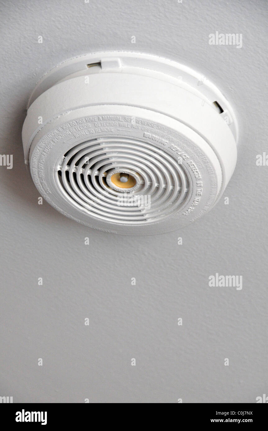 Rauchmelder Alarm auf weißem Hintergrund Stockfoto