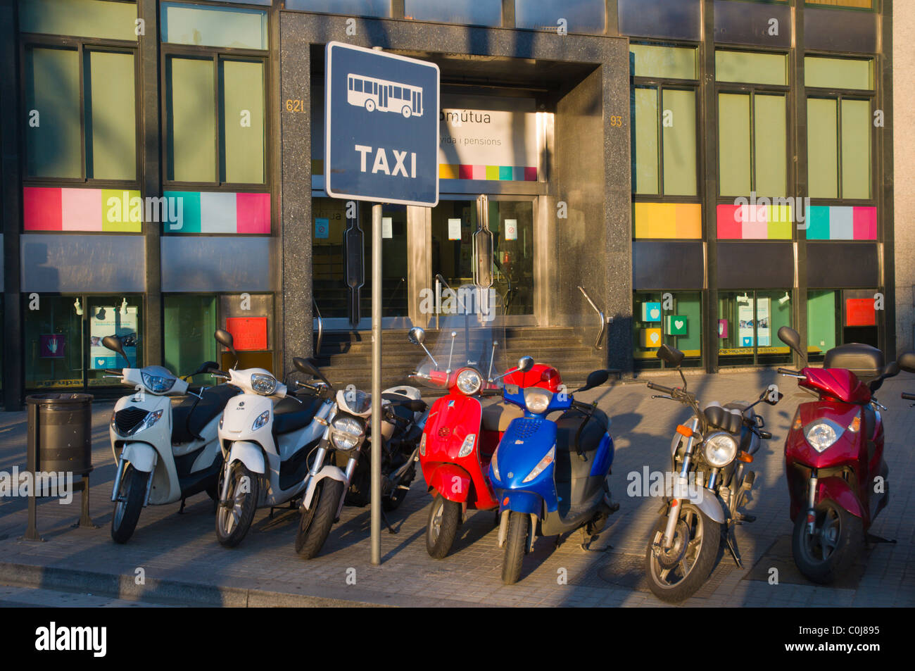 Scooter parkte am Taxistand entlang der Gran Via de Les Corts Catalanes Straße Barcelona Catalunya Spanien Europa Stockfoto