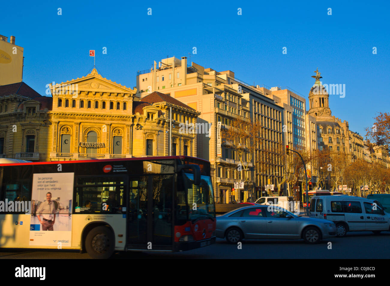 Verkehr vor Teatro De La Comedia Theater in der Gran Via de Les Corts Catalanes Straße Barcelona Catalunya Spanien Europa Stockfoto