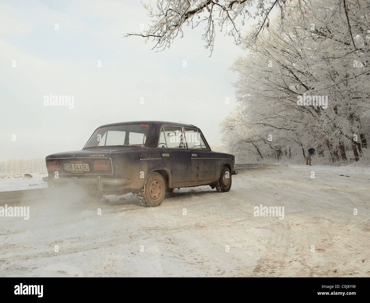 Alten Rauchen Lada 1500, im Winter in Rumänien, 31. Dezember 2010. Stockfoto
