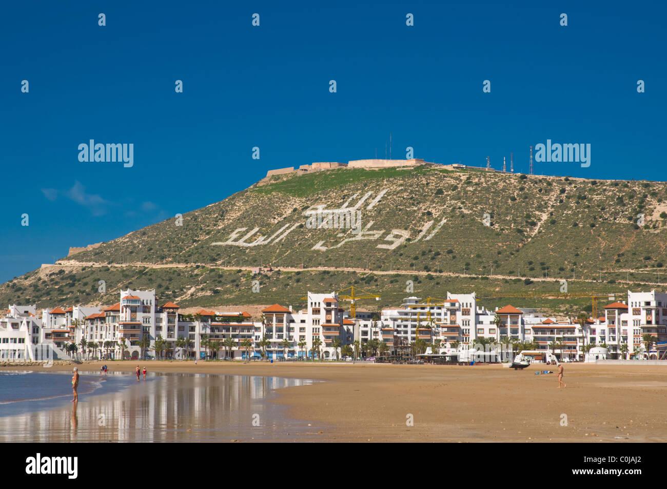 Strand mit neuen Ferienhäusern im Marina Hafen und Kasbah Hügel Agadir Marokko-Südafrika Souss Stockfoto