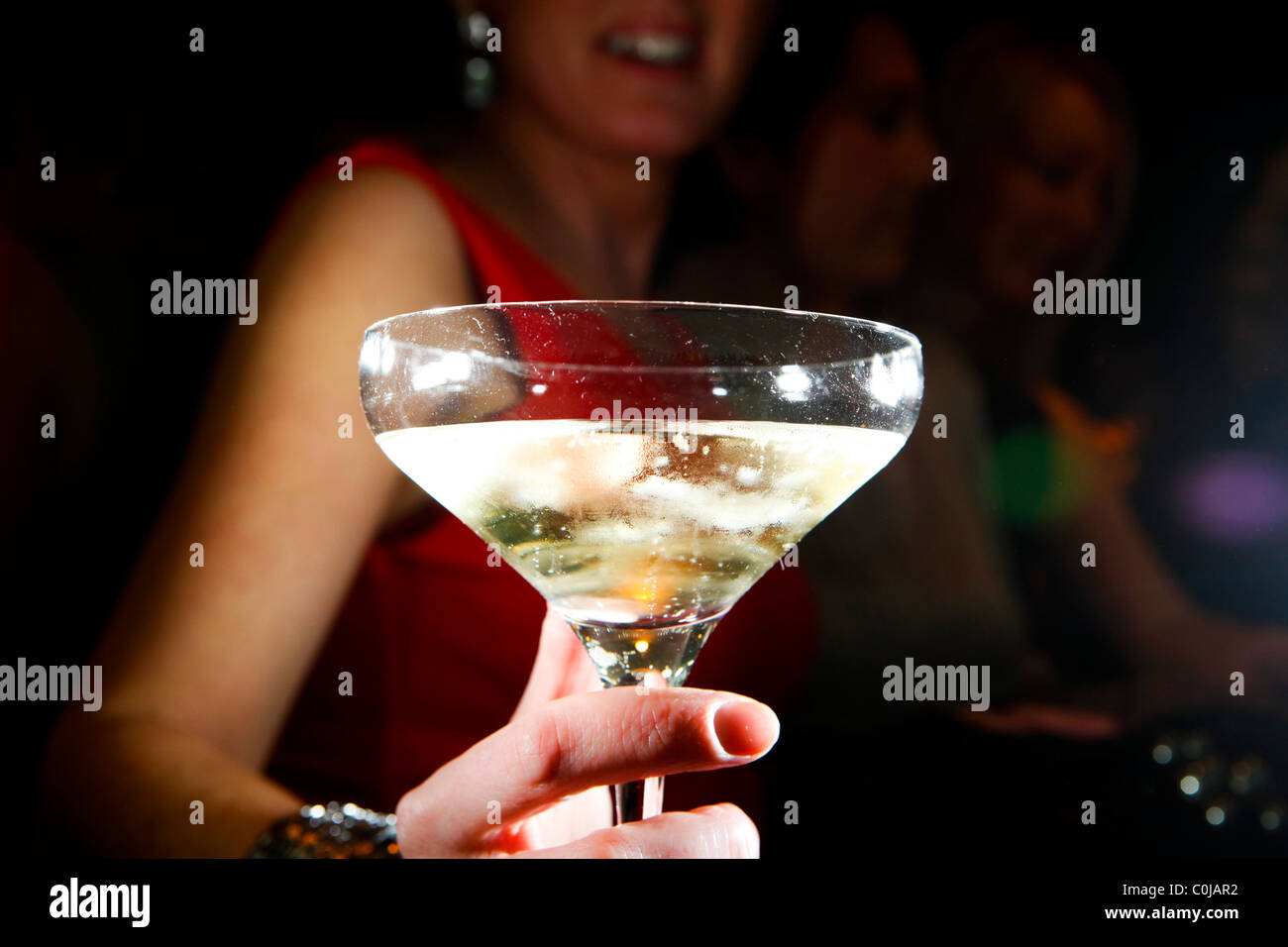 Frau trinkt Champagner in einem Club der Stadt. Stockfoto