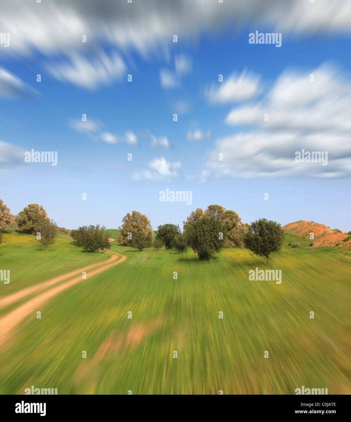 Herrliche Cumulus-Wolken in der hohen Frühlingshimmel. Reise auf grünen Wiesen auf high-speed Stockfoto