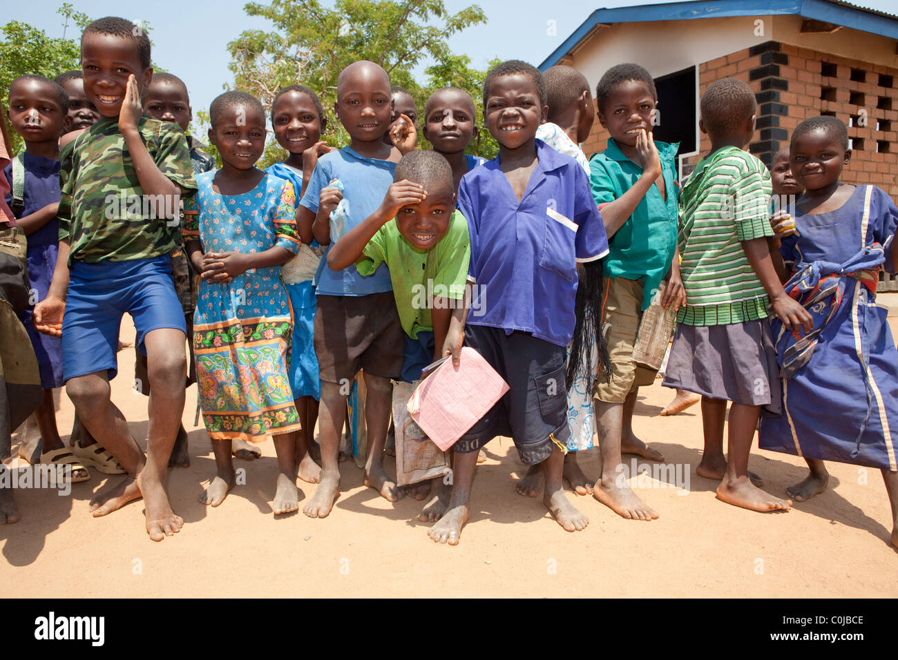 Kinder spielen in einem Zentrum für Waisen und gefährdeten Kindern von UNICEF in Mchinzi, Malawi, Südafrika finanziert. Stockfoto