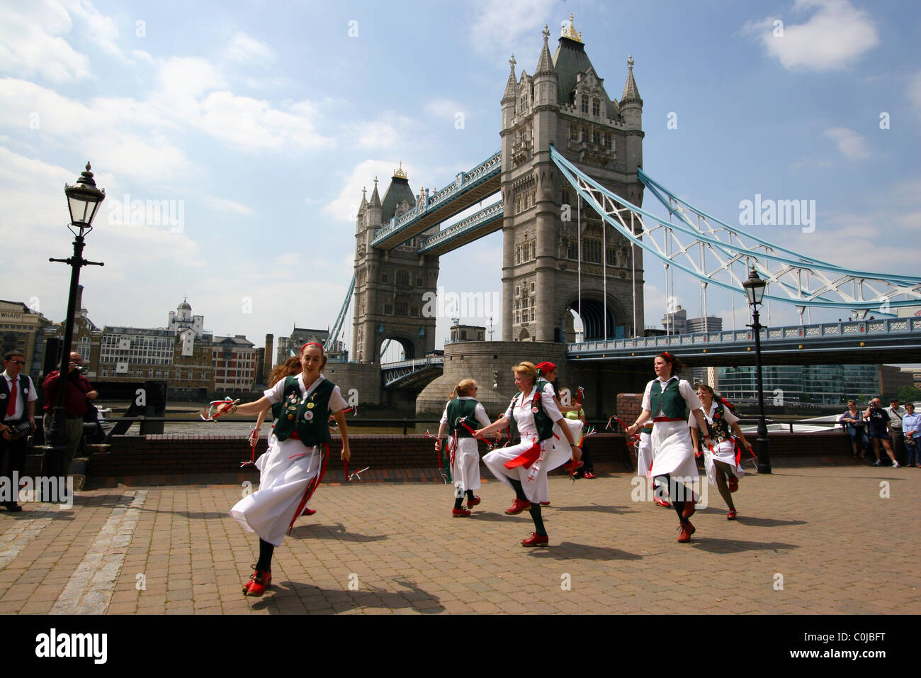 Morris Dancers an der Tower Bridge in London England. Stockfoto