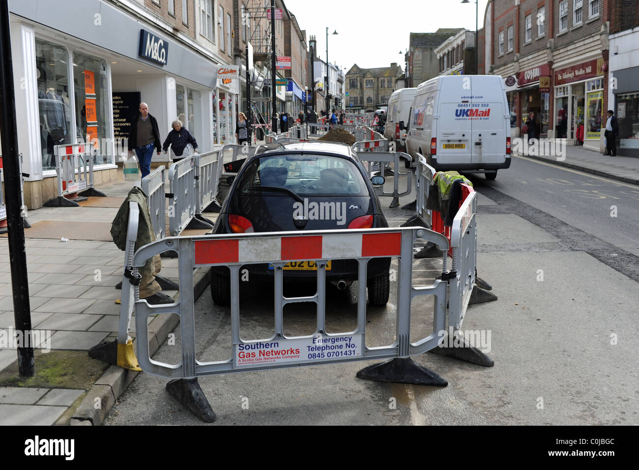 Auto gefangen und parkten im südlichen Gasnetze Baumaßnahmen in East Grinstead Sussex UK Stockfoto