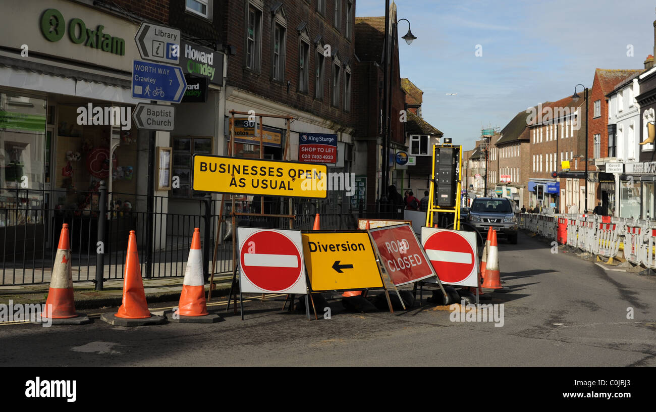 Anzeichen von Baustellen und Umleitungen am südlichen Gasnetze Rohrleitungsmontage in East Grinstead Sussex UK Stockfoto