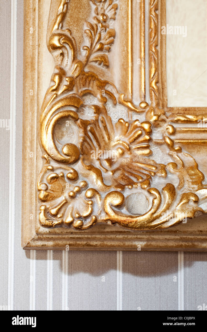 Detail aus einem goldenen aus Holz geschnitzten Gemälde Rahmen Stockfoto