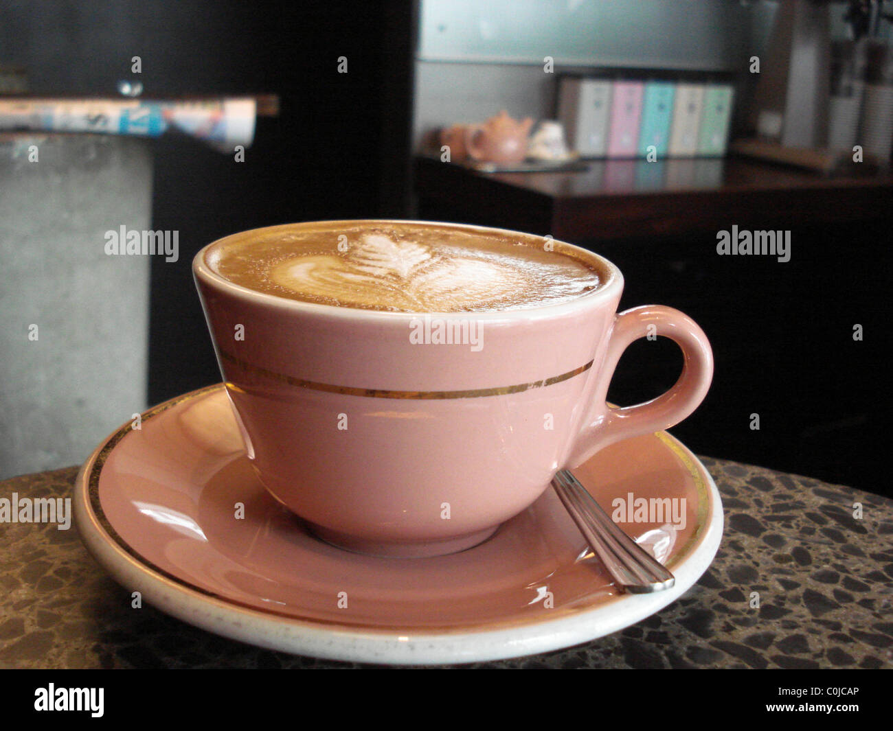 Flache weiße Kaffee im hübschen Cup, im Cafe, Geschäftsviertel, Wellington, Neuseeland Stockfoto