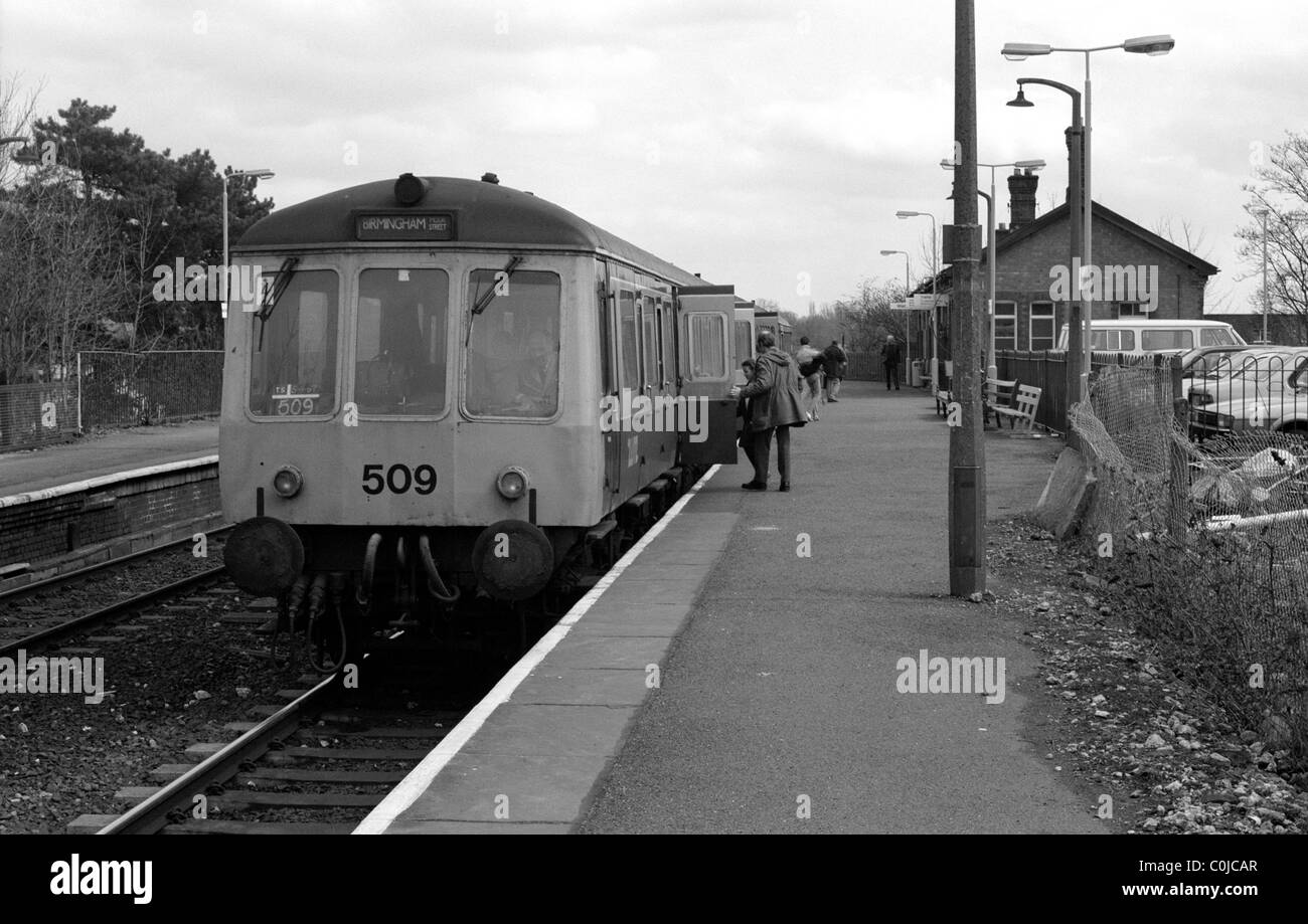Diesel Triebzug Zug an der Station Warwick, UK 1987 Stockfoto