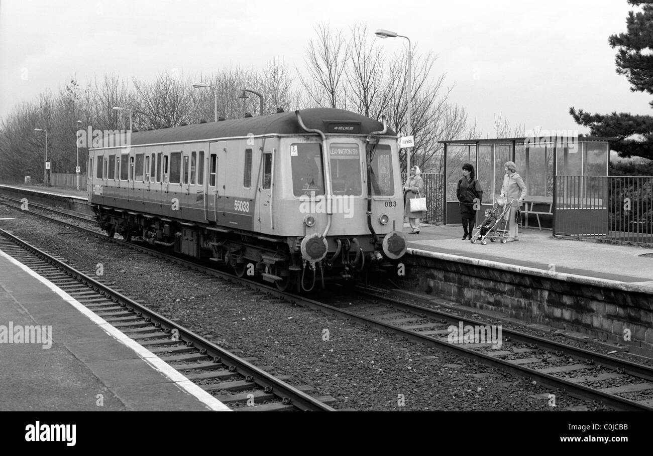 Dieselzug der Klasse 121 mit einem Auto am Bahnhof Warwick, UK 1987 Stockfoto