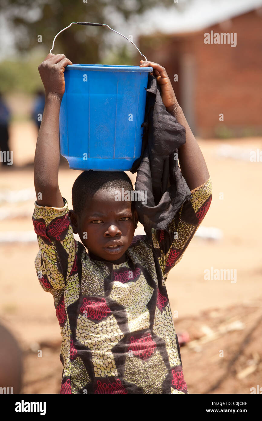 Ein Kind führt das Wasser wieder aus einem Brunnen in einem UNICEF-finanzierte Waisenhaus in Dedza, Malawi, Südafrika. Stockfoto