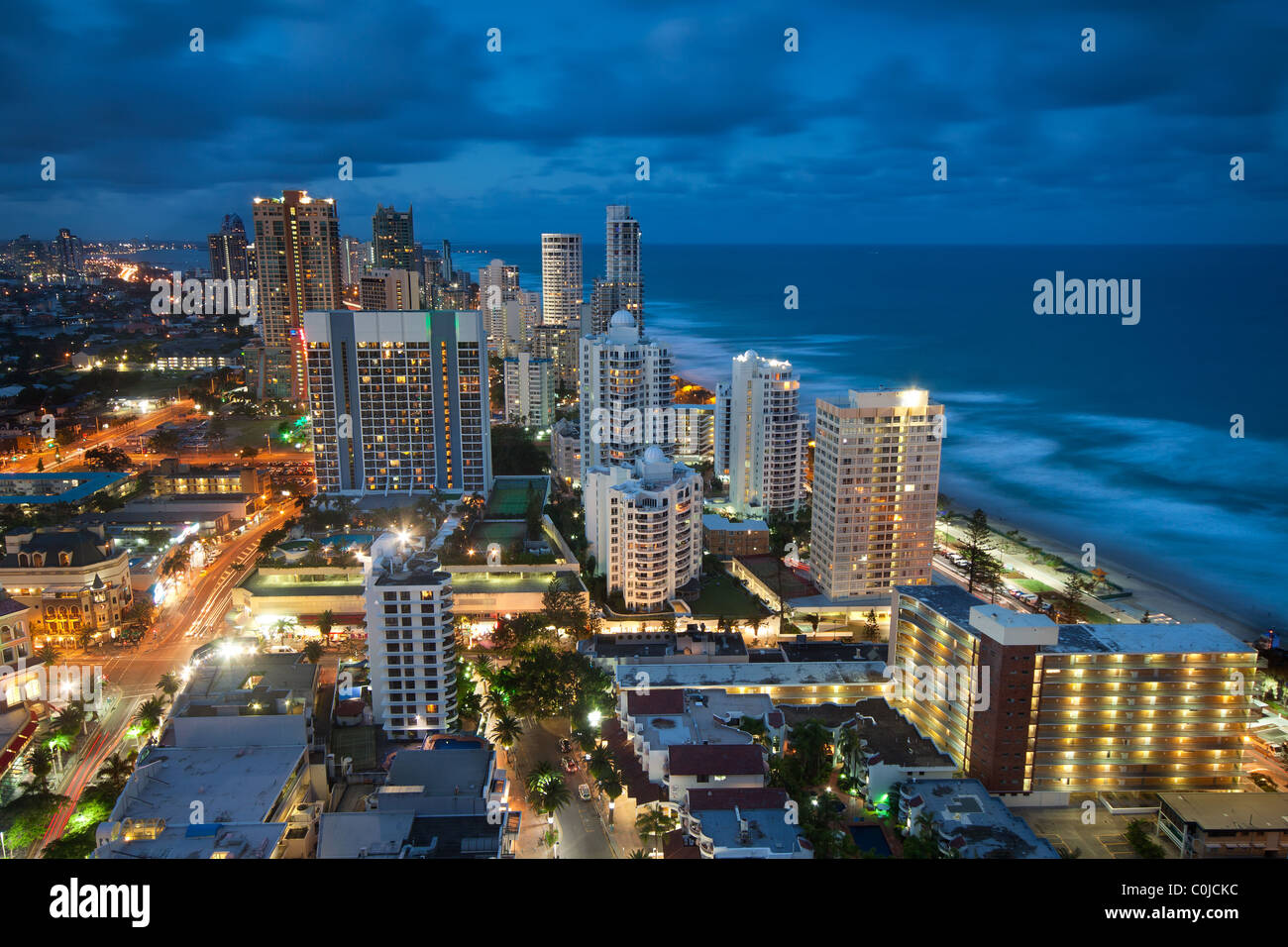 Blick über die moderne Stadt in der Abenddämmerung Stockfoto