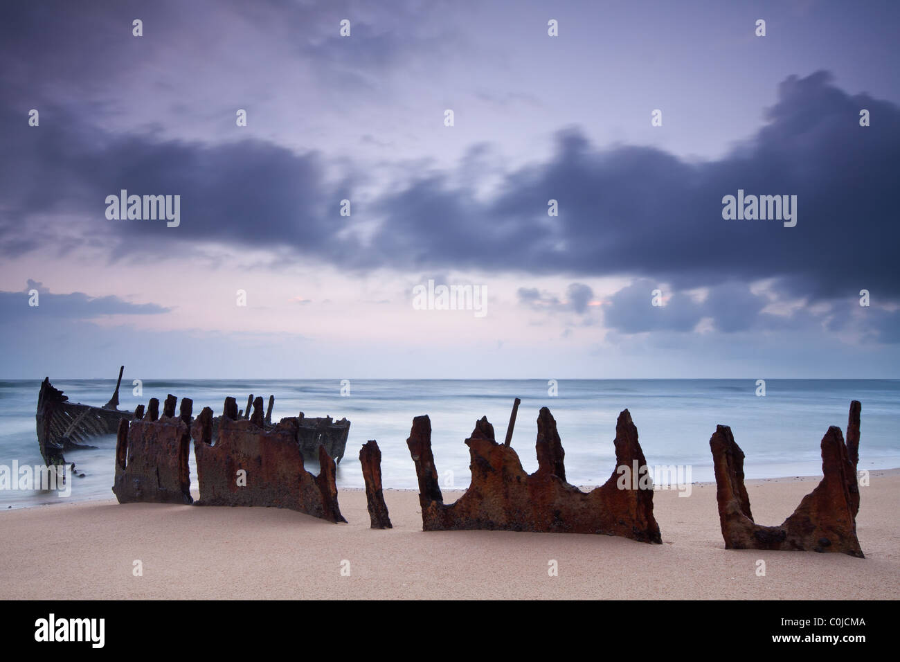 Wrack am australischen Strand bei Sonnenaufgang Stockfoto