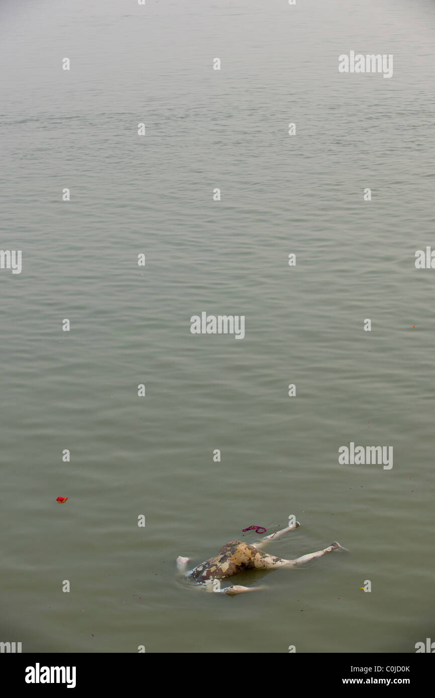 Frau auf dem toten meer schwimmen Fotos und Bildmaterial in hoher