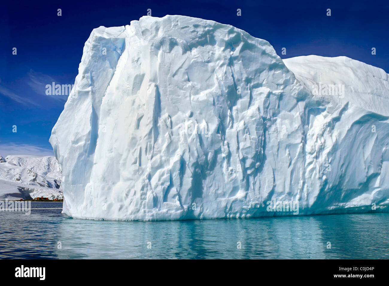 Eisberg an einem klaren sonnigen Tag Stockfoto