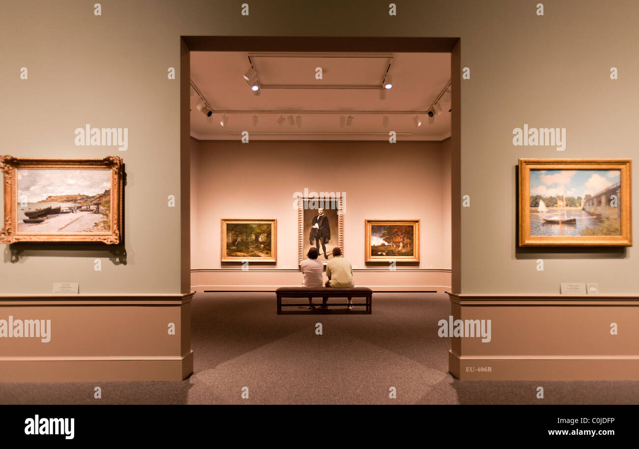 2 Personen, Blick auf Kunst am Bau der National Gallery of Art in Washington, D.C. Stockfoto