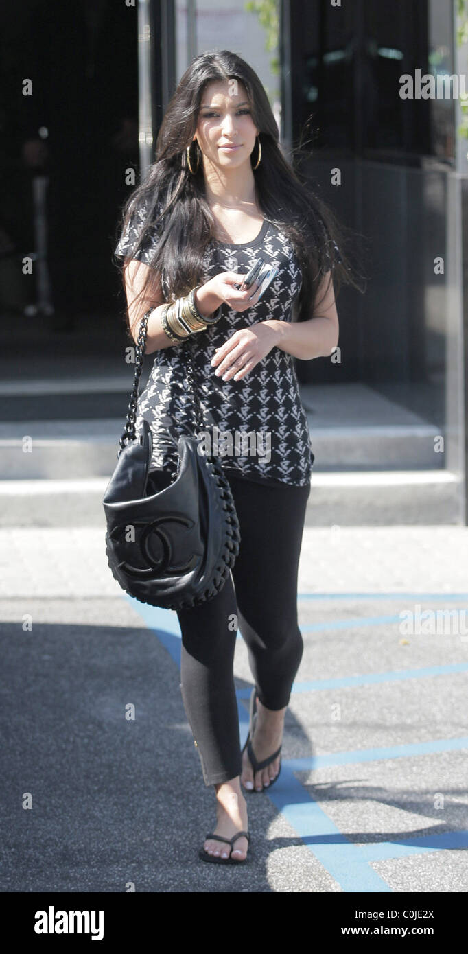 Kim Kardashian trägt flip Flops und tragen einen schwarzen Chanel Tasche  Geschäfte in Juweliergeschäft "XIV Karat" Beverly Hills Stockfotografie -  Alamy