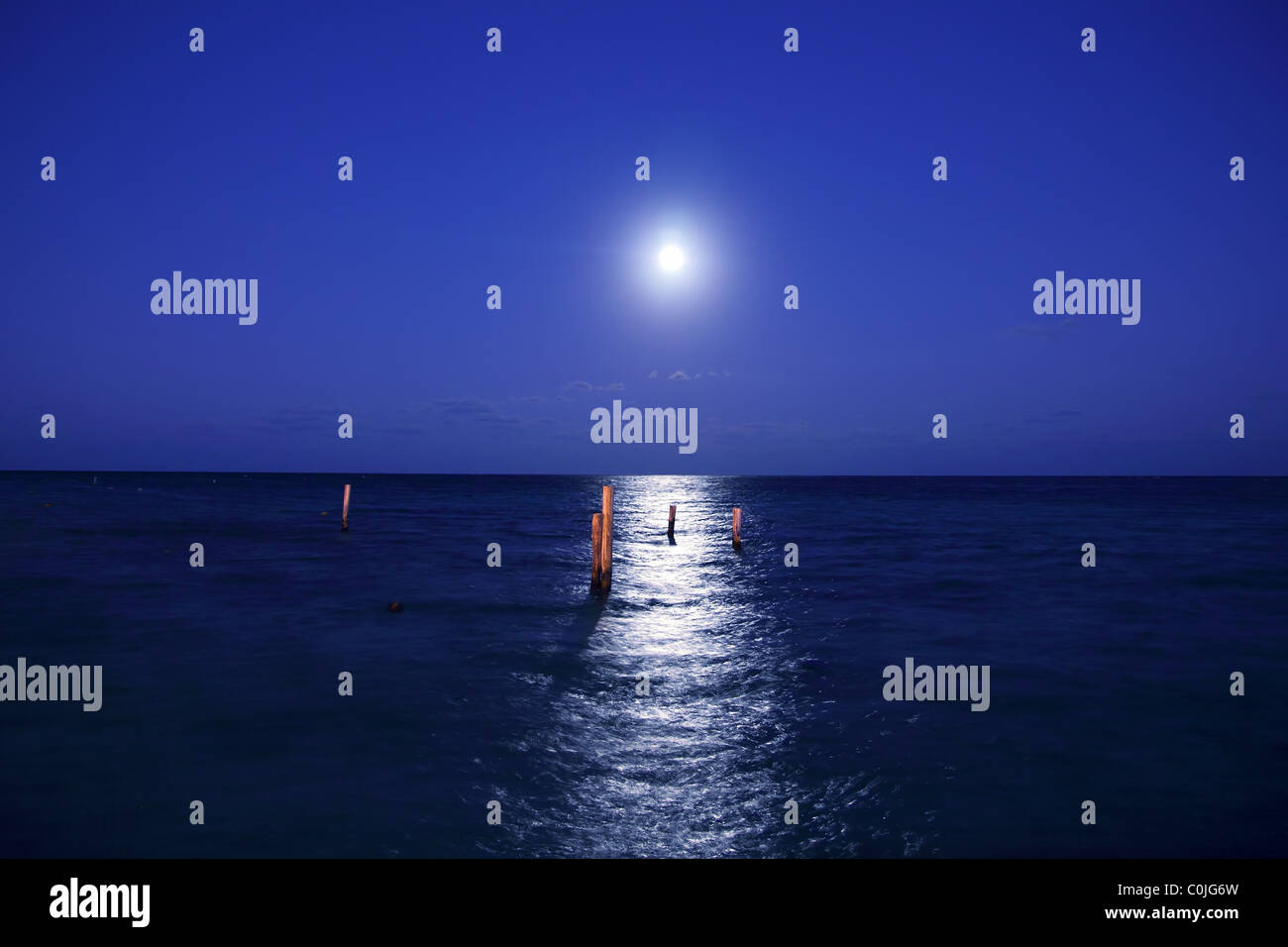 Karibische Mond Nacht Meer mit malerischen Reflexion Stockfoto