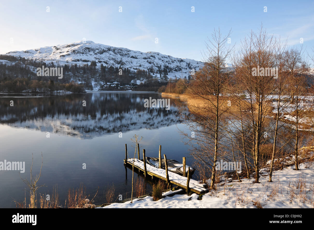 Auf dem Schnee verkleidet Silber wie fiel, über Bootsanleger, Grasmere See Grasmere, Lake District, Cumbria Stockfoto