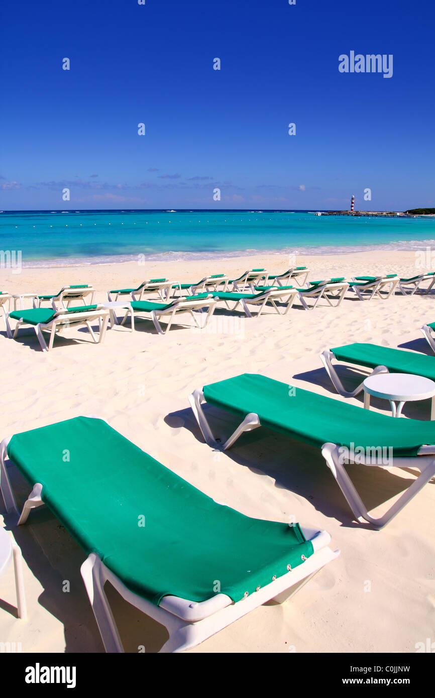 Karibik-Strand türkisfarbenes Meer mit grünen Hängematten Stockfoto