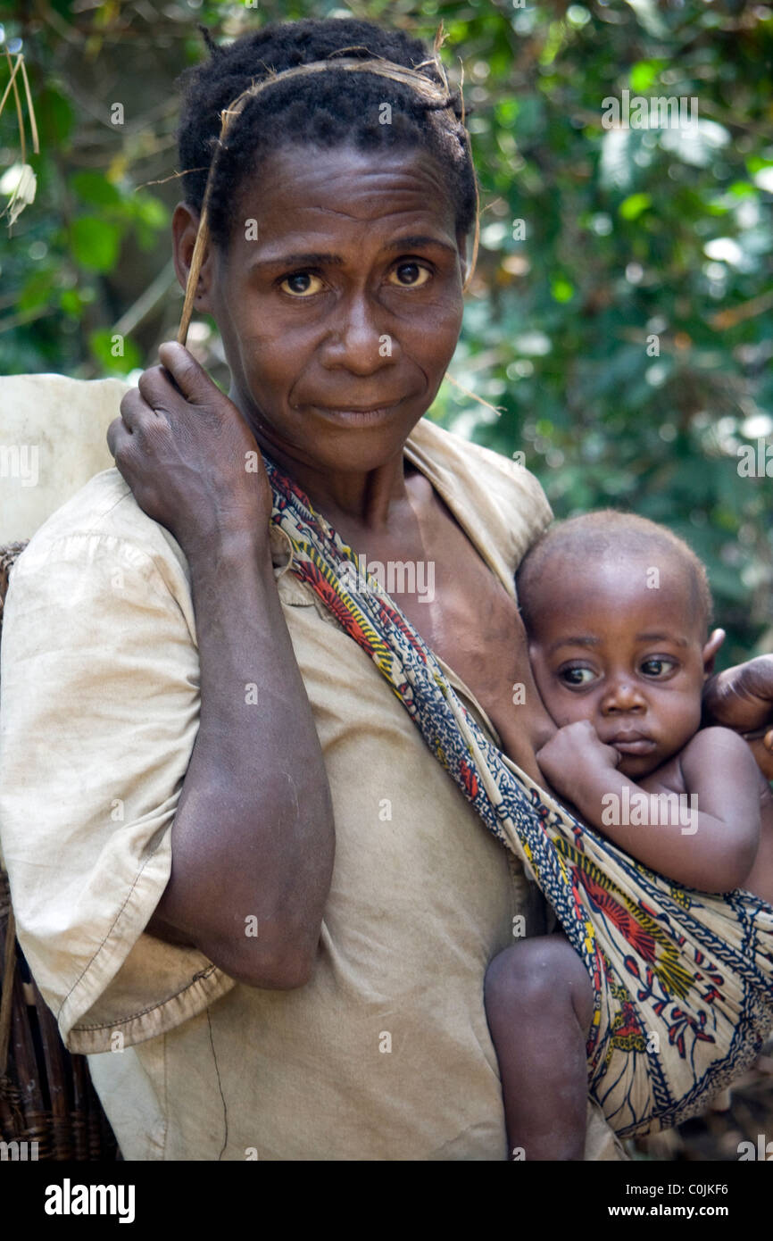 Pygmäen in äquatorialen Wald, Betou, Republik Kongo Stockfoto