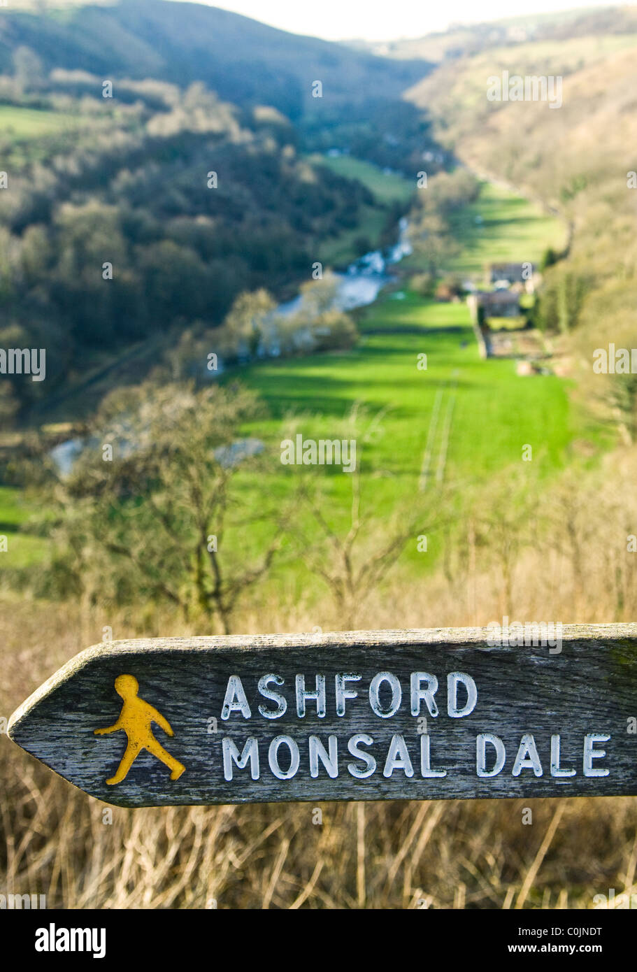 Sign post zeigt den Fußweg zu Ashford und Monsal Dale bei Monsal Kopf im Peak District, Derbyshire, England. Stockfoto