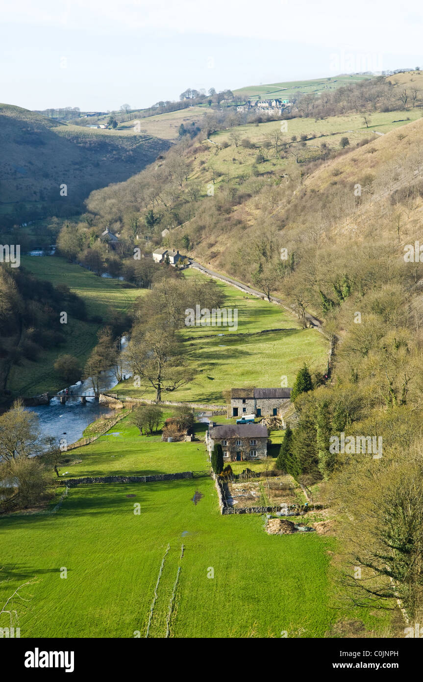 Bauernhof, Haus und Nebengebäude im selben Tal als River Wye, am Monsal Kopf, Peak District, Derbyshire, England. Stockfoto