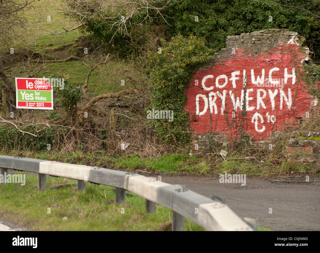 Wählen Sie ja für Wales 2011 Referendum Wahlplakate neben der legendären "Cofiwch Dryweryn" Graffiti, Wales UK, Stockfoto