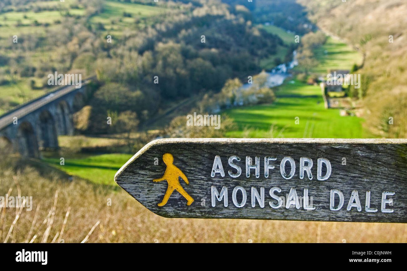 Sign post zeigt den Fußweg zu Ashford und Monsal Dale bei Monsal Kopf im Peak District, Derbyshire, England. Stockfoto