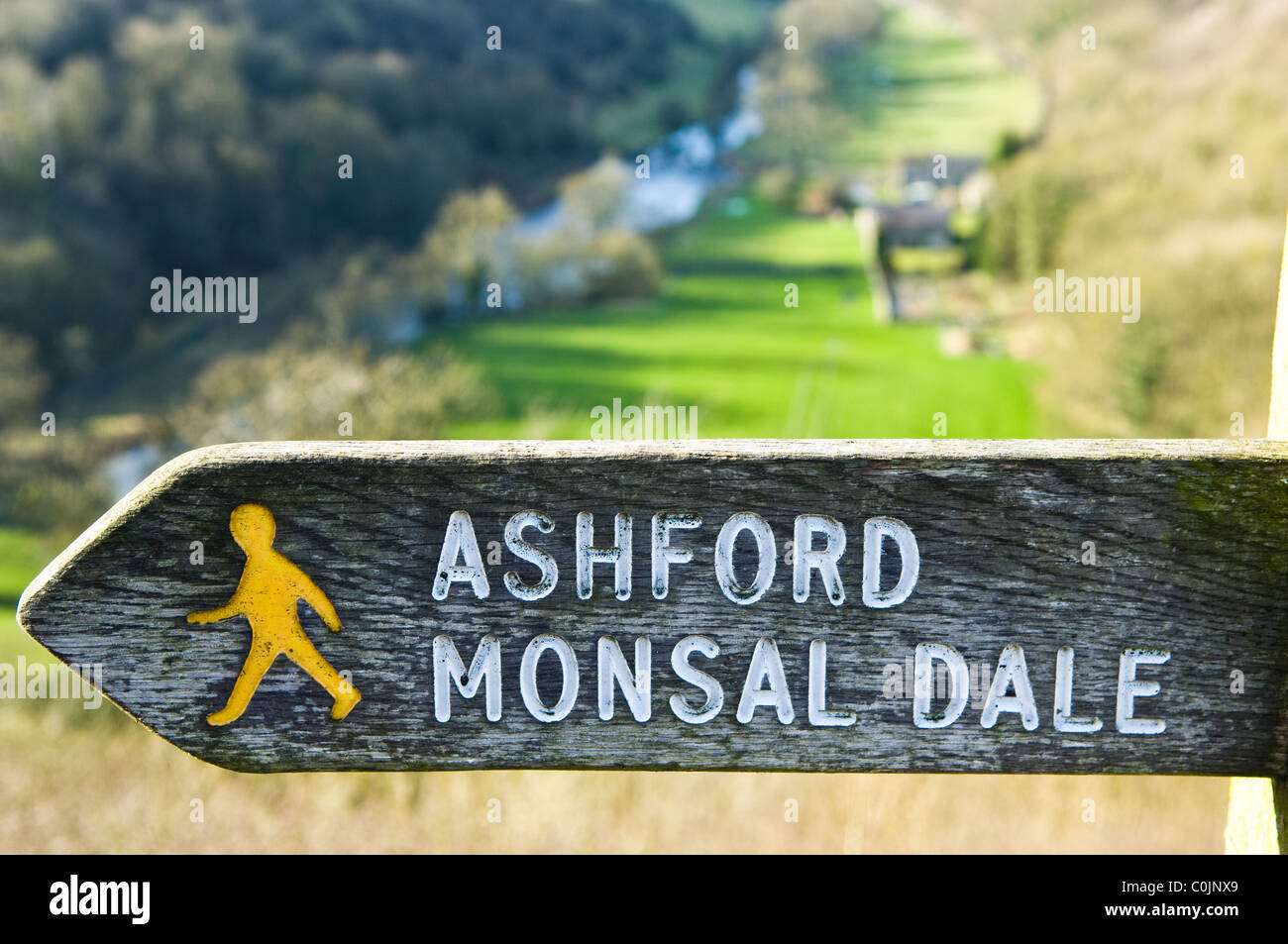 Sign post zeigt den Fußweg zu Ashford und Monsal Dale bei Monsal Kopf im Peak District, Derbyshire, England. Stockfoto