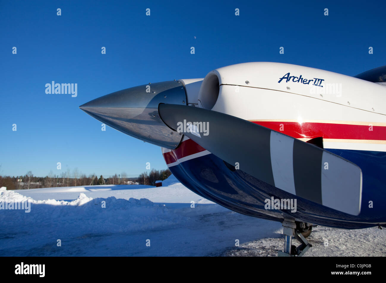 Kleines Flugzeug Foto von vorne im Schnee Stockfoto