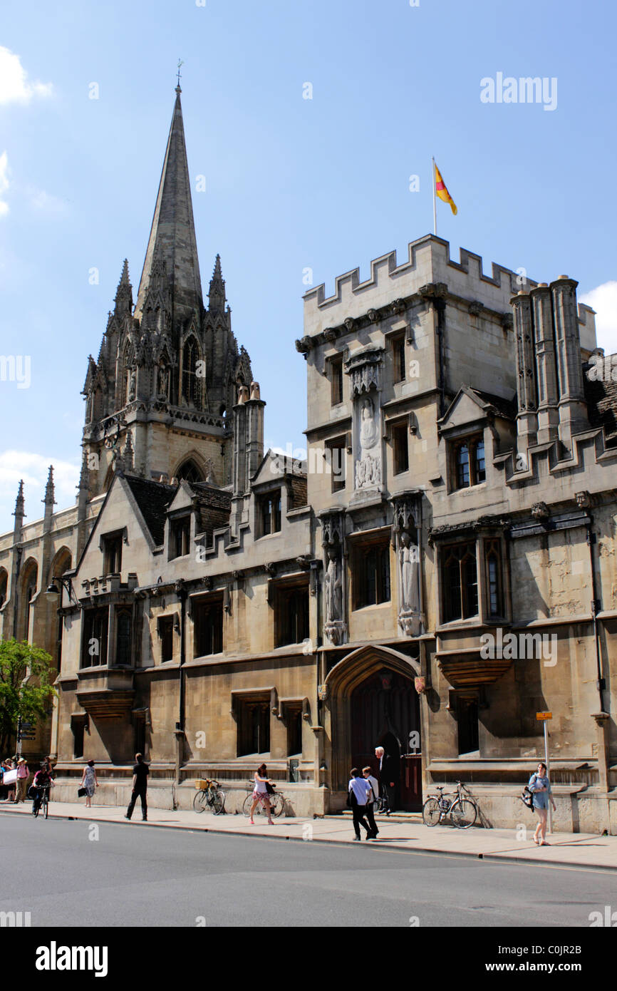 All Souls College in Oxford und Kirchturm von St Mary the Virgin Stockfoto