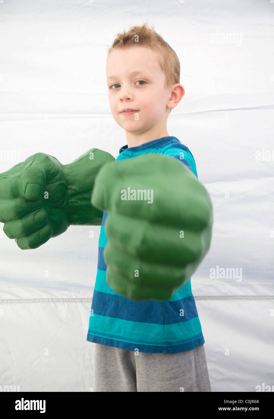 Junge mit Hulk Hände Stockfoto