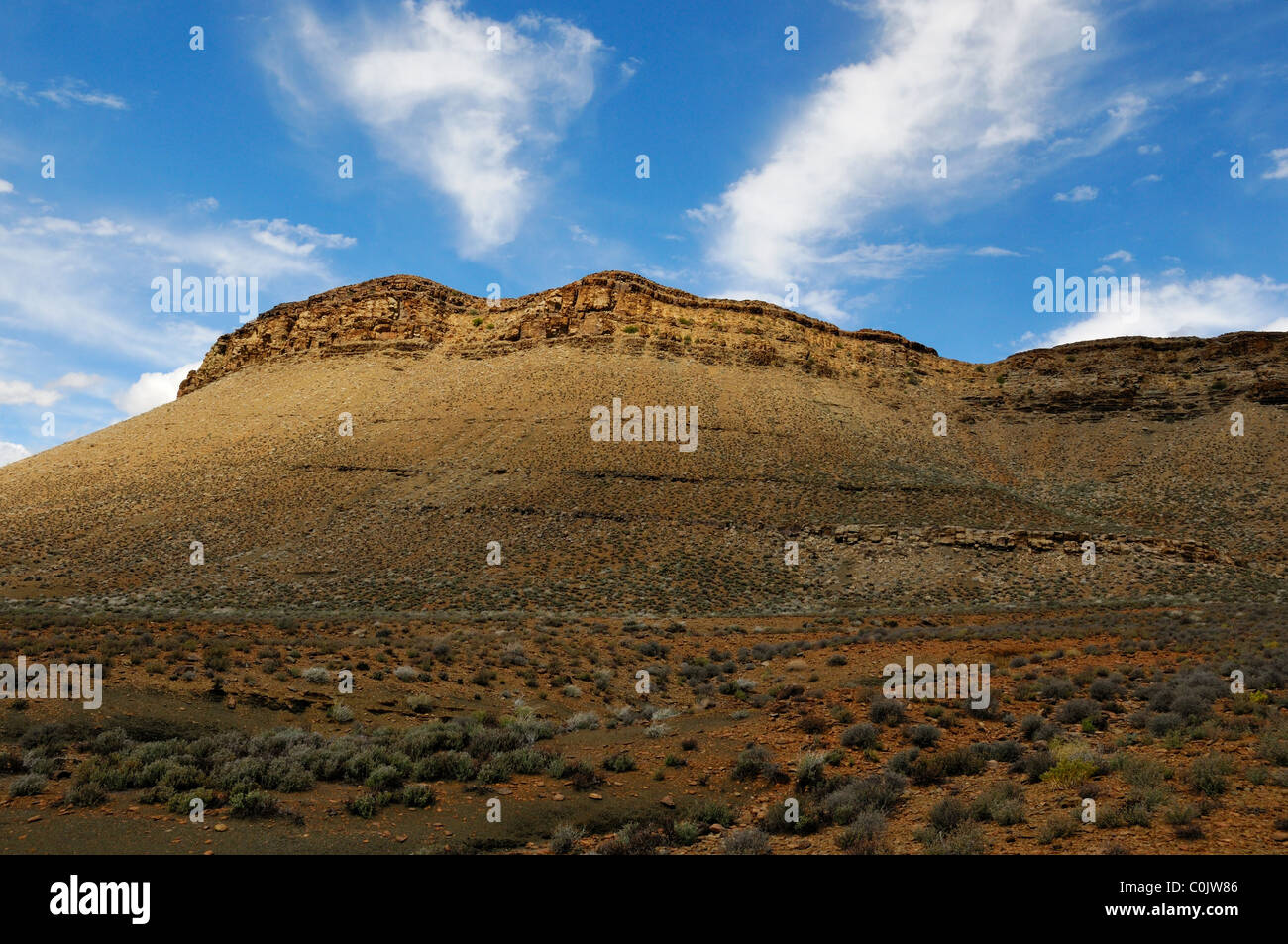 Berg mit flachen Sandstein oben im Karoo-Becken. Südafrika. Stockfoto