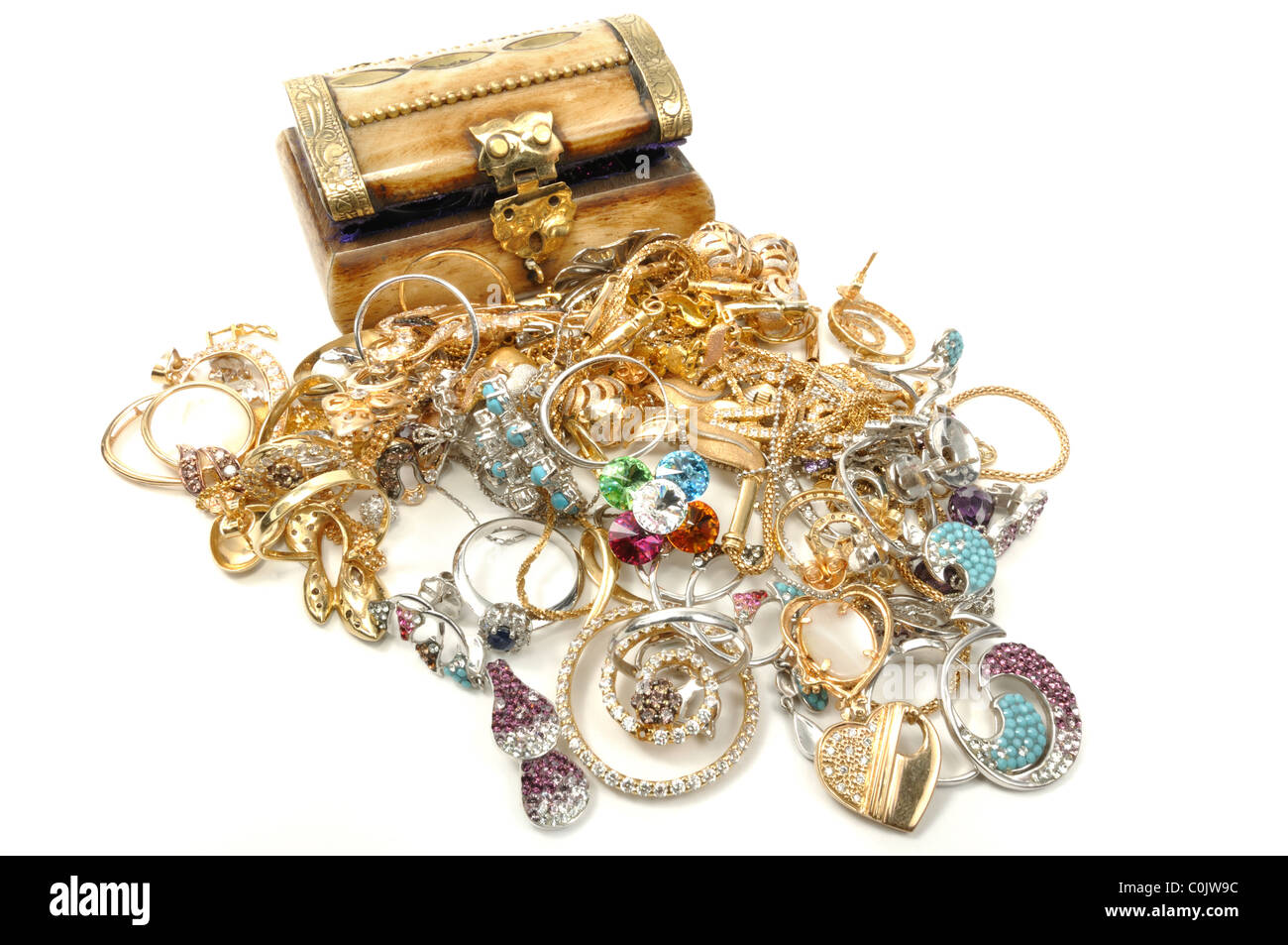 Hölzerne Truhe voller gold Schmuck, auf weißem Hintergrund Stockfoto