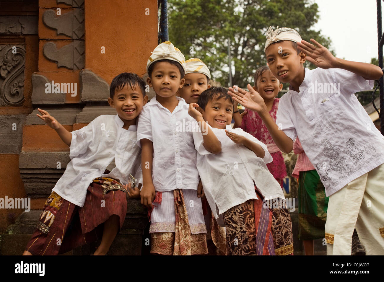 Balinesische Kinder versammeln sich zur Feier des Tages des vollen Mondes an den wichtigsten Tempel, Besakih, auf der Insel Bali. Stockfoto