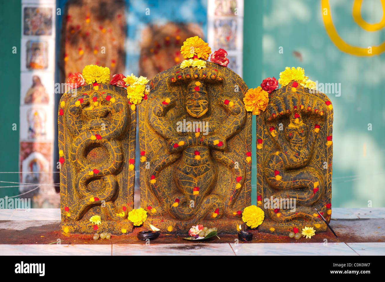Hindu Altarstein Darstellung indischer Vishnu Gottheit in einem südindischen Dorf Puttaparthi, Andhra Pradesh, Indien Stockfoto Hindu Altarstein Darstellung indischer Vishnu Gottheit in einem südindischen Dorf Puttaparthi, Andhra Pradesh, Indien Stockfoto